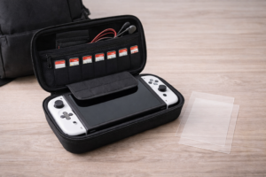 Open hardcase draagtas voor Nintendo Switch met console, gamecards en accessoires