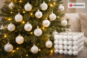 Witte onbreekbare kerstballen in een sfeervol verlichte kerstboom