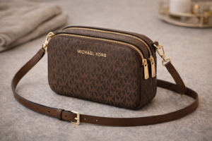Bruine Michael Kors Nessa crossbodytas met logoprint en goudkleurige details