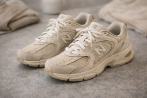 Beige New Balance MR530 sneakers met retro uitstraling en ademend mesh