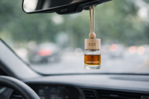 R2B auto parfum met sandalwood geur hangend aan de binnenspiegel van een auto