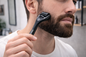 Hozard derma roller wordt gebruikt voor baardverzorging op de huid van een man met baard