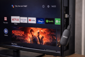 ENVO Android TV dongle aangesloten op een televisie voor het streamen van apps en video’s