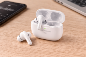 Noise Buddies Pulse witte draadloze oordopjes met oplaadcase op bureau