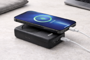 R2B MagSafe powerbank 10000 mAh met smartphone die draadloos wordt opgeladen