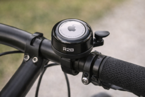 R2B fietsbel met AirTag houder gemonteerd op fietsstuur