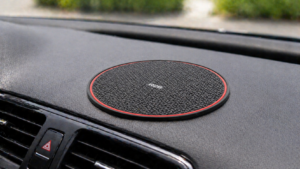 R2B dashboard pad met telefoonhouder bevestigd op autodashboard voor extra grip