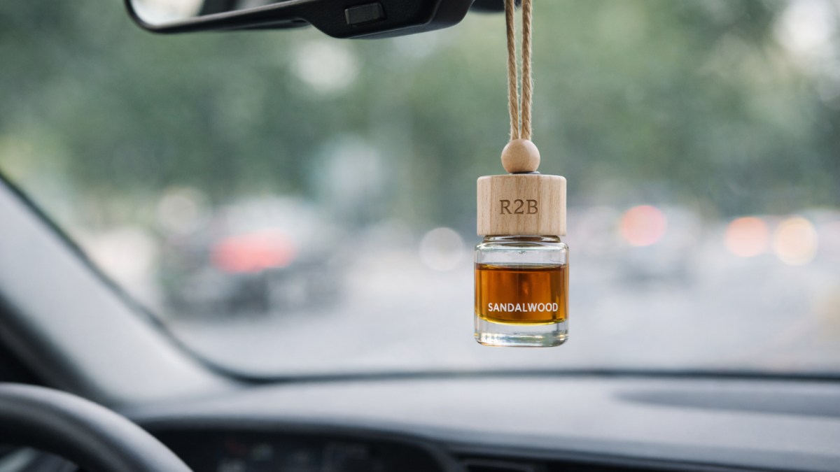 R2B auto parfum met sandalwood geur hangend aan de binnenspiegel van een auto