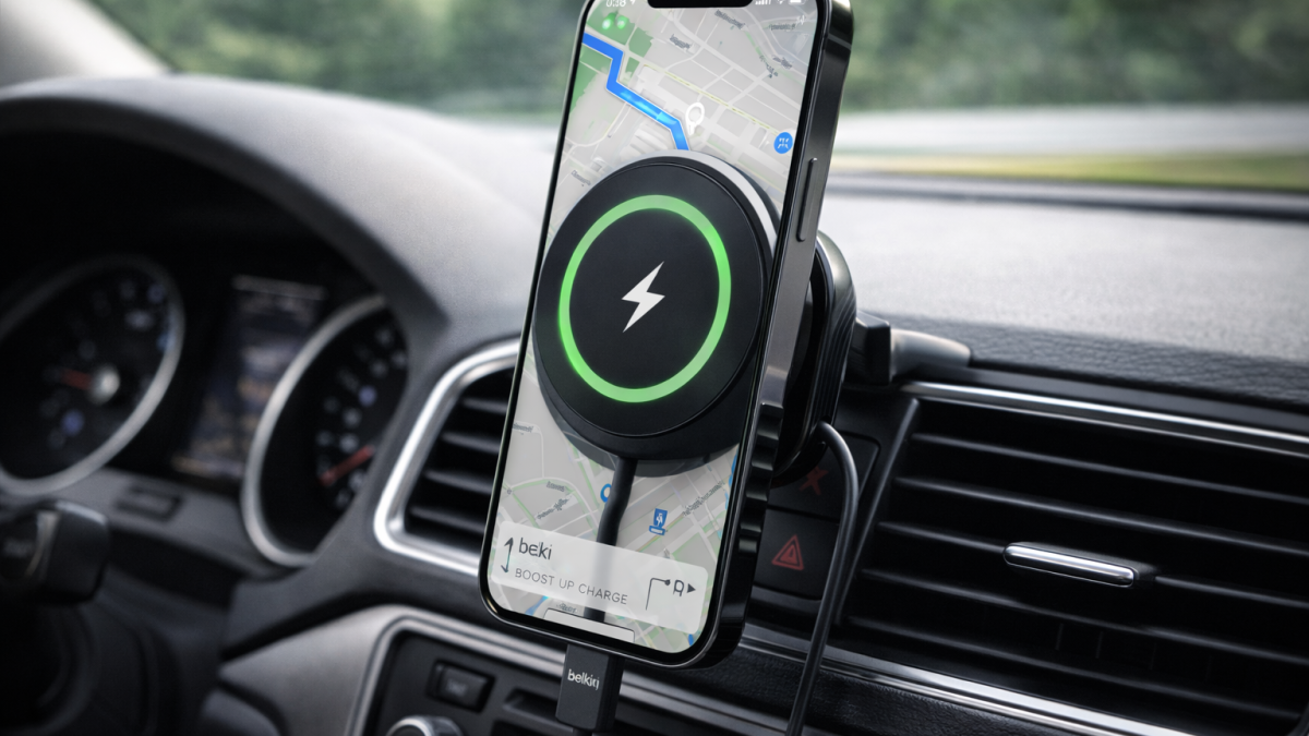 Belkin MagSafe autolader met iPhone bevestigd aan ventilatierooster tijdens navigatie